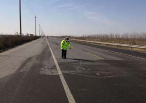 濱海新區(qū)民警深入查找在道路渠化、交通設(shè)施、交通標(biāo)志等方面是否存在隱患?