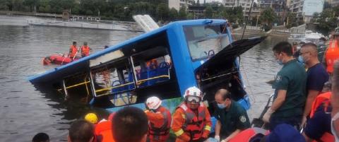 貴州安順公交墜湖瞬間,猛轉向越過5股車道撞破護欄！